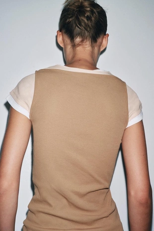 Футболка с контрастной накладкой- Заказать в России