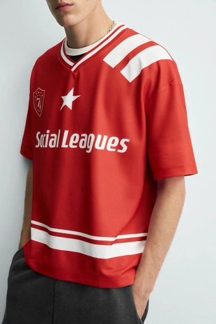 Футболка с ретро-принтами в футбольном стиле- Заказать в России