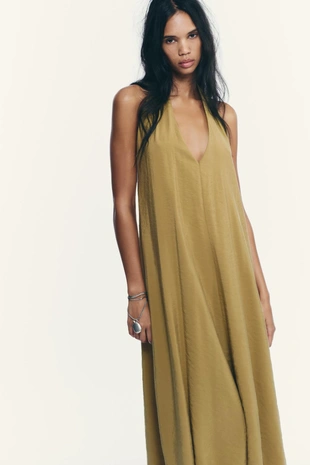 Платье миди из струящейся ткани с горловиной халтер- Заказать в России