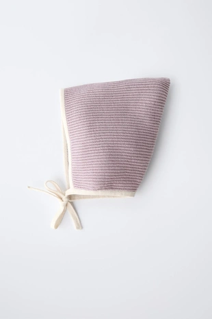 Остроконечная шапка с контрастной отделкой