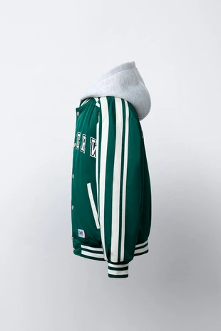 Стеганый бомбер в стиле VARSITY со съемным капюшоном- Заказать в России