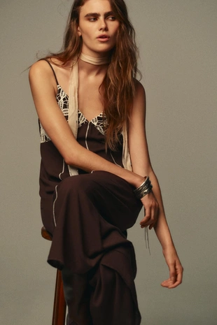 Платье миди с вышивкой на бретелях- Заказать в России