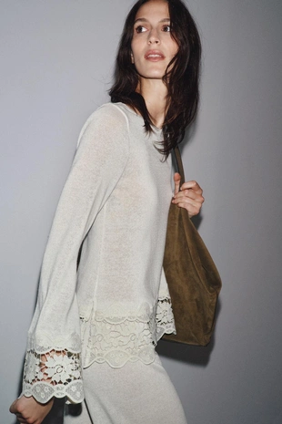 Комбинированная футболка с гипюром- Заказать в России