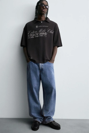 Поло с эффектом стирки и принтом с текстом- Заказать в России