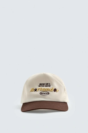 Кепка с плоским козырьком и вышивкой- Заказать в России