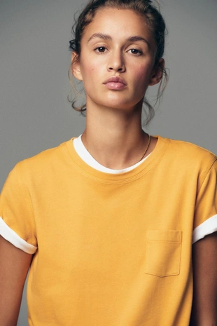 Футболка из ткани с эффектом потертости с карманом- Заказать в России