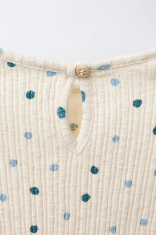 Футболка с цветочным рельефом