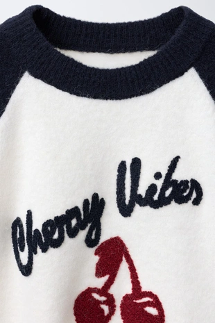 Джемпер с текстом и контрастными рукавами- Заказать в России