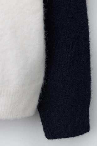 Джемпер с текстом и контрастными рукавами- Заказать в России