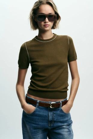 Трикотажный топ с короткими рукавами и отделкой- Заказать в России