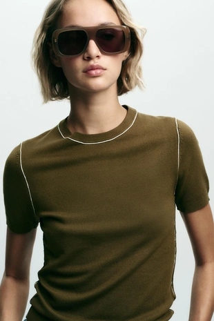 Трикотажный топ с короткими рукавами и отделкой- Заказать в России