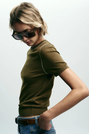 Трикотажный топ с короткими рукавами и отделкой- Заказать в России