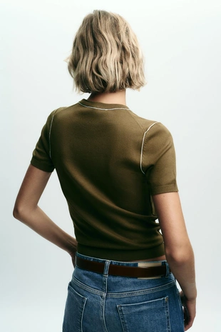 Трикотажный топ с короткими рукавами и отделкой- Заказать в России