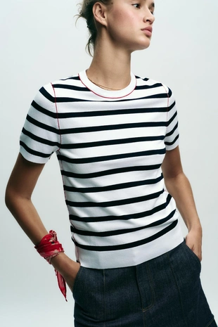 Трикотажный топ с короткими рукавами и отделкой