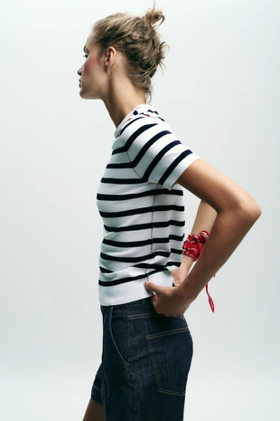 Трикотажный топ с короткими рукавами и отделкой