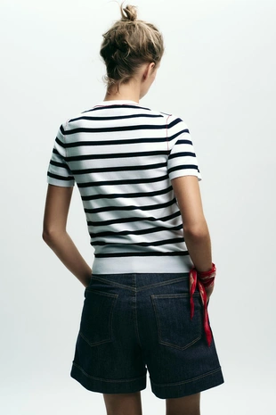 Трикотажный топ с короткими рукавами и отделкой