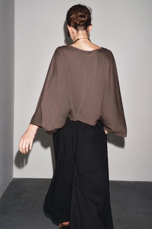 Асимметричная накидка из струящейся ткани