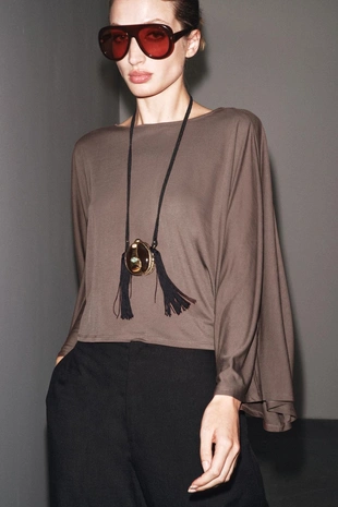 Асимметричная накидка из струящейся ткани