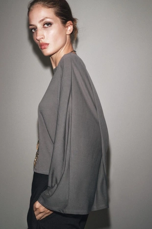 Асимметричная накидка из струящейся ткани