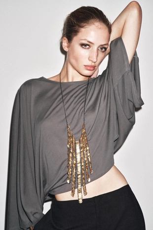 Асимметричная накидка из струящейся ткани