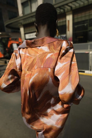 Атласная рубашка с принтом- Заказать в России