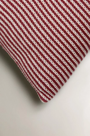 Детская подушка с вышитой буквой W- Заказать в России