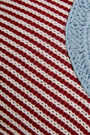 Детская подушка с вышитой буквой W- Заказать в России