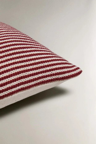 Детская подушка с вышитой буквой W- Заказать в России