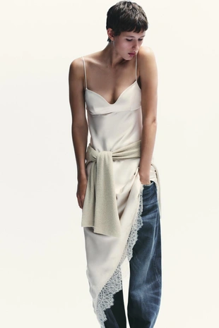 Атласное платье с кружевом