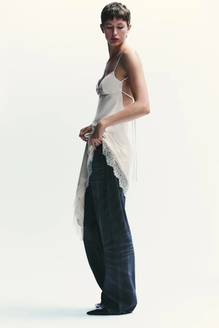 Атласное платье с кружевом