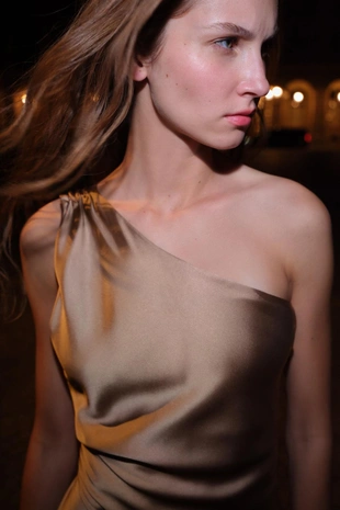 Длинное асимметричное платье из атласа- Заказать в России