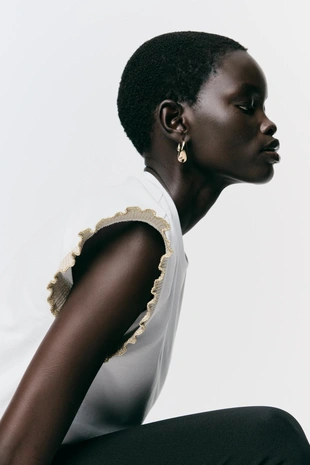 Футболка с оборкой и металлизированной нитью- Заказать в России