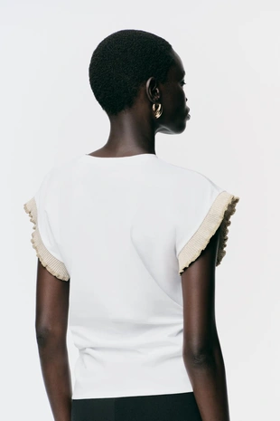 Футболка с оборкой и металлизированной нитью- Заказать в России