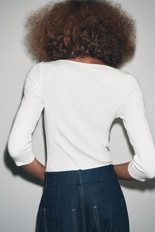 Хлопковая футболка с вырезом «лодочка»- Заказать в России