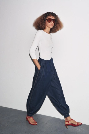 Хлопковая футболка с вырезом «лодочка»- Заказать в России