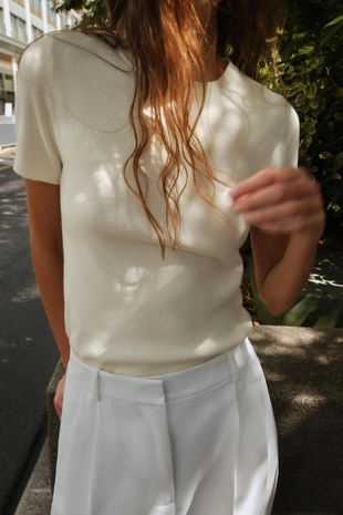 Трикотажный топ с короткими рукавами из мягкой ткани- Заказать в России