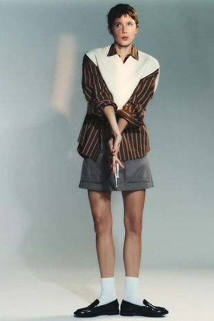 Короткий однотонный трикотажный жилет- Заказать в России