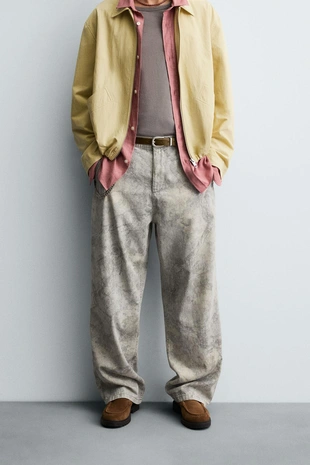 Брюки RELAXED FIT с абстрактным принтом- Заказать в России