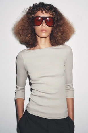 Хлопковая футболка с вырезом «лодочка»