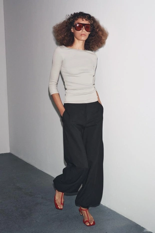 Хлопковая футболка с вырезом «лодочка»