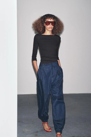 Хлопковая футболка с вырезом «лодочка»- Заказать в России