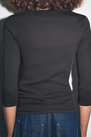 Хлопковая футболка с вырезом «лодочка»- Заказать в России