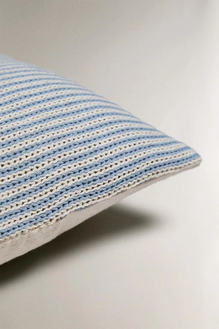 Детская подушка с вышитой буквой U- Заказать в России