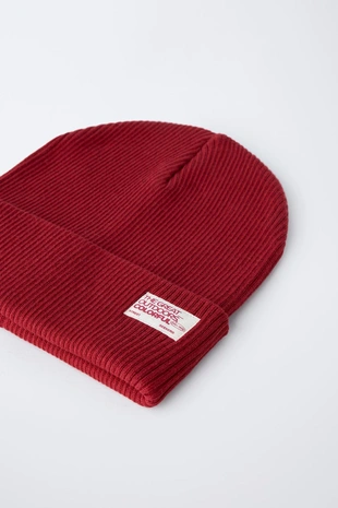 Трикотажная шапка в рубчик с этикеткой- Заказать в России