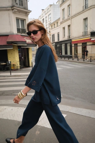 Трикотажный боди с перфорированной вышивкой- Заказать в России