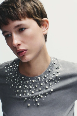 Футболка с эффектом потертости и украшениями- Заказать в России