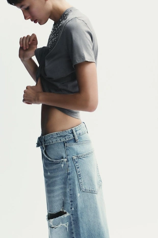 Футболка с эффектом потертости и украшениями- Заказать в России