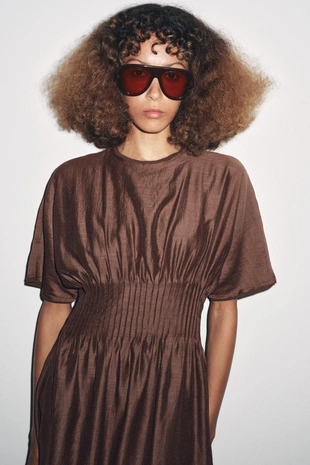 Трикотажное платье с плиссированной талией- Заказать в России