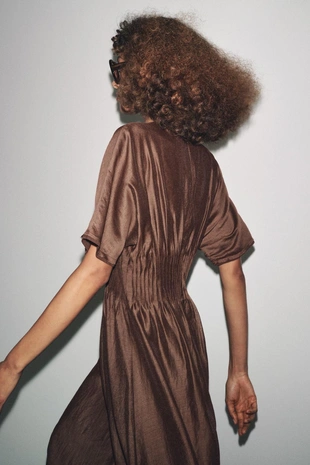 Трикотажное платье с плиссированной талией- Заказать в России