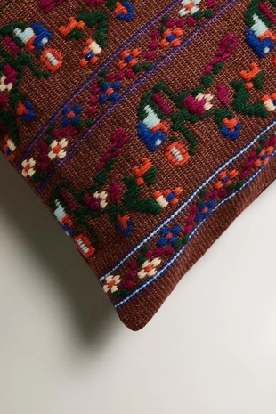 Наволочка с вышивкой EMBROIDERED CUSHION COVER X COLLAGERIE- Заказать в России